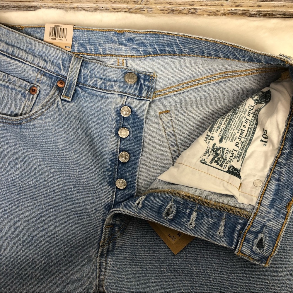 Levi’s 501 Cropped High Rise button Fly size 31 x 26 woman’s light blue wash - Picture 8 of 16